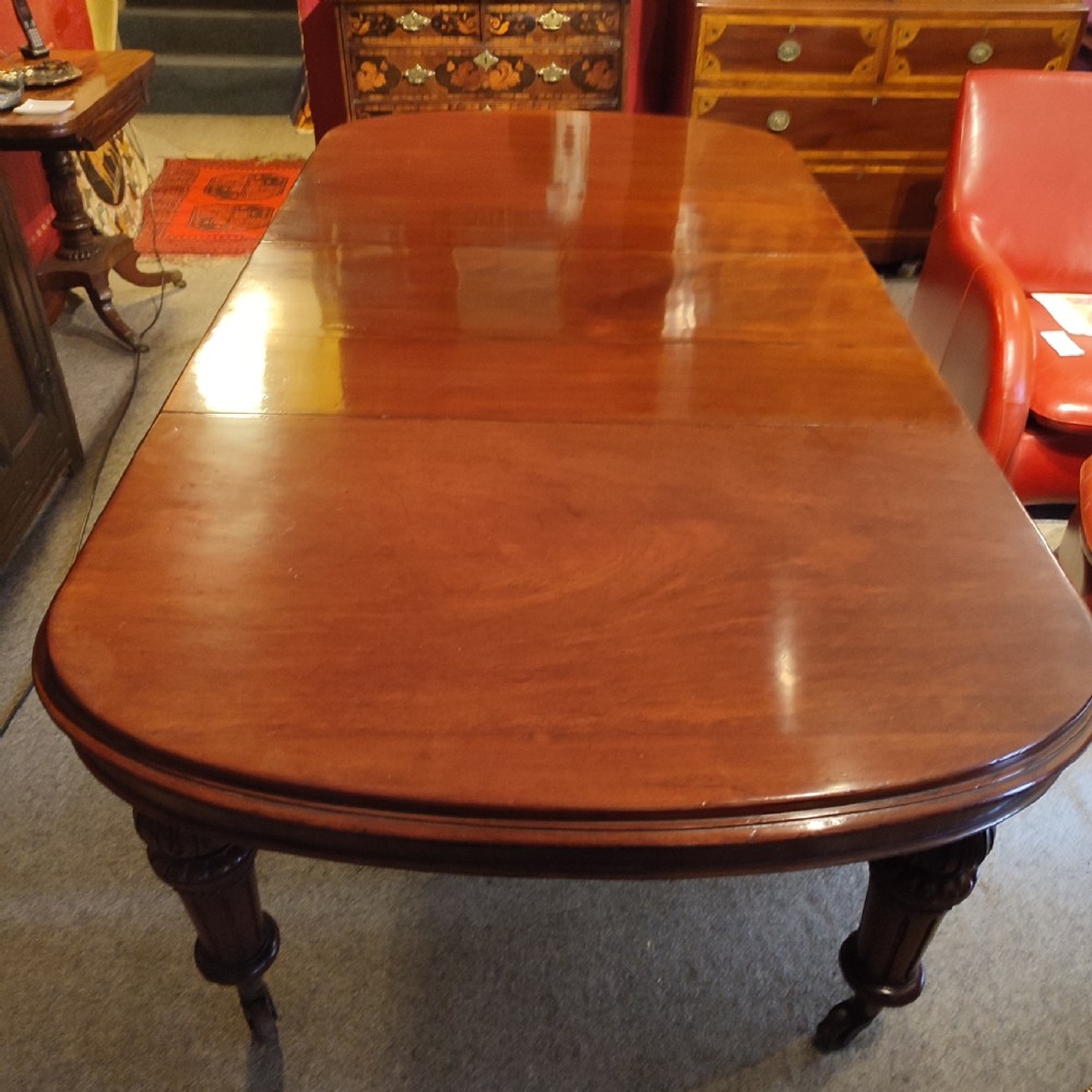 Extending Victorian Mahogany Dining Table with 3 Leaves.