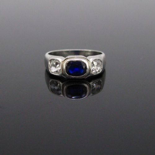 Art Deco Sapphire and Diamonds Ring, Platinum, France, Circa 1925