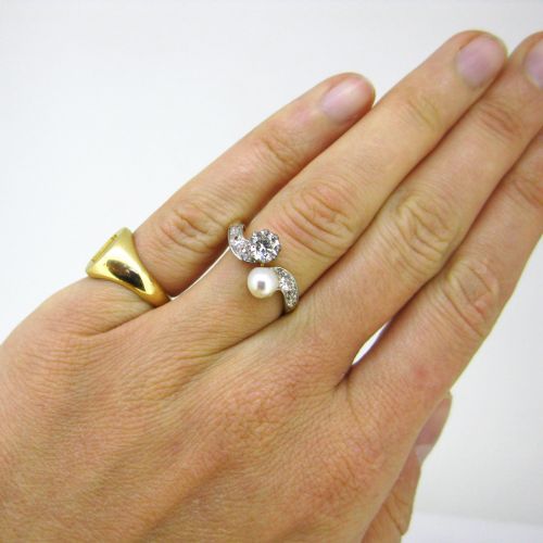 EDWARDIAN TOI ET MOI CROSSOVER NATURAL PEARL DIAMONDS RING 18KT GOLD AND PLATINUM CIRCA 1910 - ADDITIONAL PHOTO 6