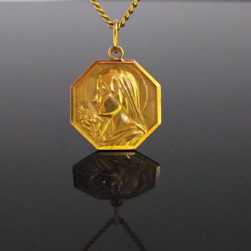 Art Deco Saint Religious Medal Pendant by Tschudin, 18kt Yellow Gold, France, Circa 1935