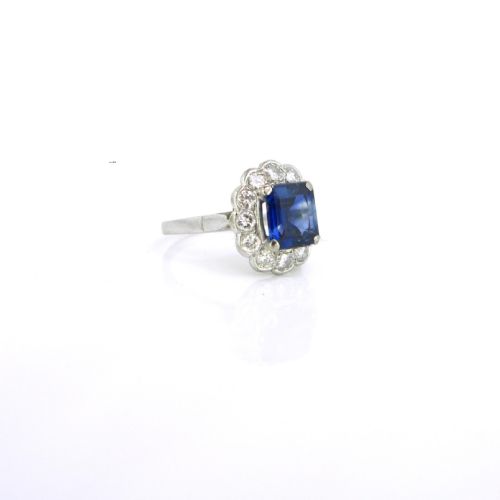 fig 2. Vintage Sapphire and Diamonds Cluster Ring, 18kt gold and platinum, circa 1940