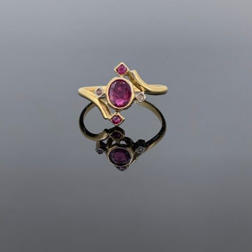 Antique Art Nouveau Ruby and Rose Cut Diamonds Ring, 18kt Gold and Platinum, France, Circa 1910