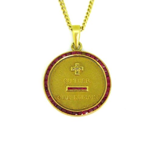 QUE HIER QUE DEMAIN DIAMOND SYNTHETIC RUBY MEDAL PENDANT BY A AUGIS 18KT YELLOW GOLD FRANCE CIRCA 1960 - ADDITIONAL PHOTO 1