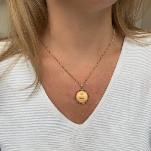 QUE HIER QUE DEMAIN DIAMOND SYNTHETIC RUBY MEDAL PENDANT BY A AUGIS 18KT YELLOW GOLD FRANCE CIRCA 1960 - ADDITIONAL PHOTO 3