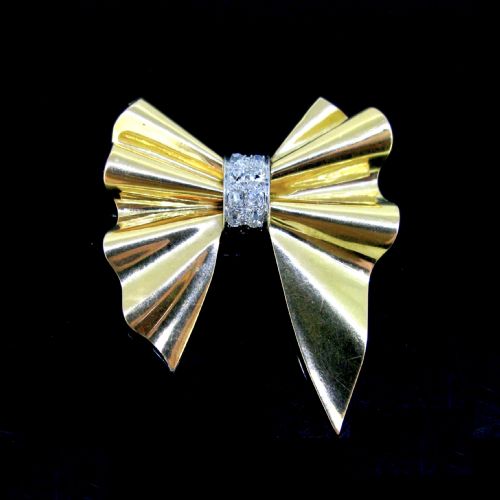 retro diamond bow ribbon brooch 18kt yellow gold and platinum france circa 1940 - CATEGORY: ANTIQUE JEWELLERY - DATED 1940