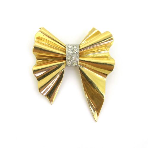 RETRO DIAMOND BOW RIBBON BROOCH 18KT YELLOW GOLD AND PLATINUM FRANCE CIRCA 1940 - ADDITIONAL PHOTO 2