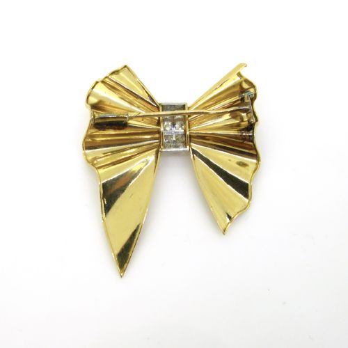 RETRO DIAMOND BOW RIBBON BROOCH 18KT YELLOW GOLD AND PLATINUM FRANCE CIRCA 1940 - ADDITIONAL PHOTO 3