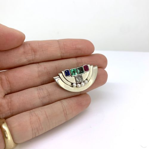 ART DECO EMERALD RUBY SAPPHIRE AND PEARL CLIP BROOCH 18KT GOLD AND PLATINUM CIRCA 1925 - ADDITIONAL PHOTO 5