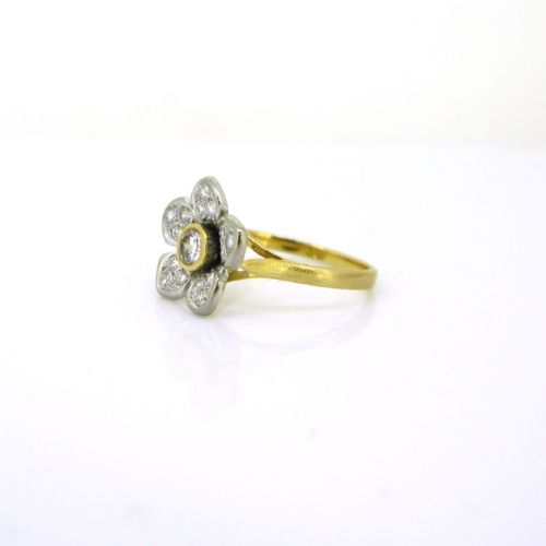 VINTAGE DIAMONDS FLOWER RING 18KT YELLOW AND WHITE GOLD CIRCA 1950 - ADDITIONAL PHOTO 5