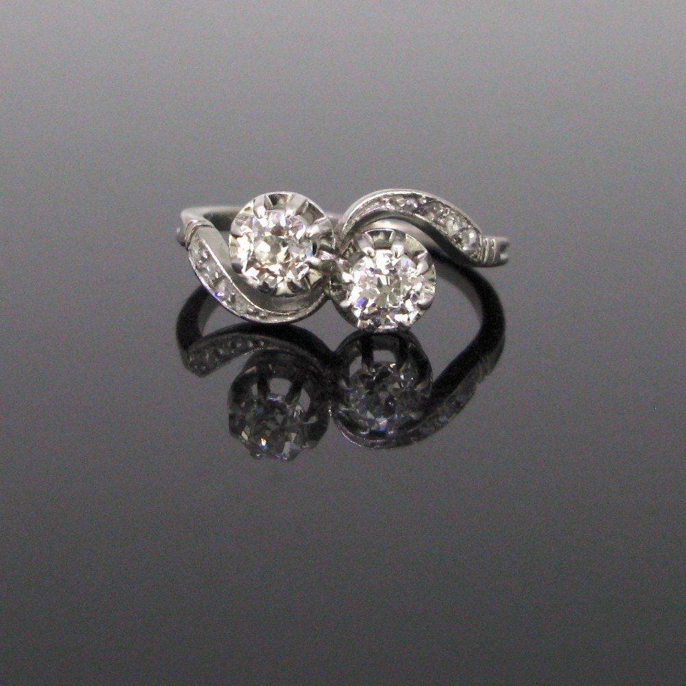 Antique Toi et Moi Crossover Old Mine Diamonds Ring, circa 1910, 18kt white gold and platinum
