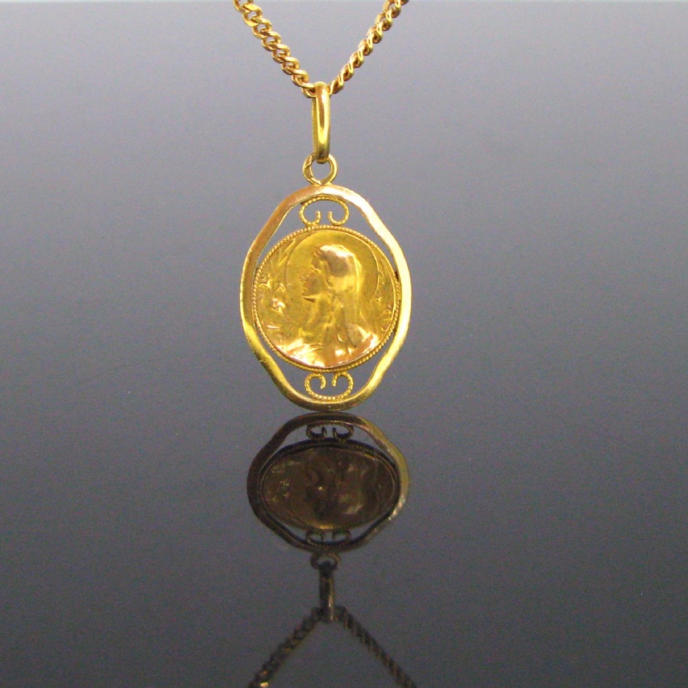 Art Nouveau Religious Virgin Mady Medal Pendant, 18kt yellow gold, France, circa 1900