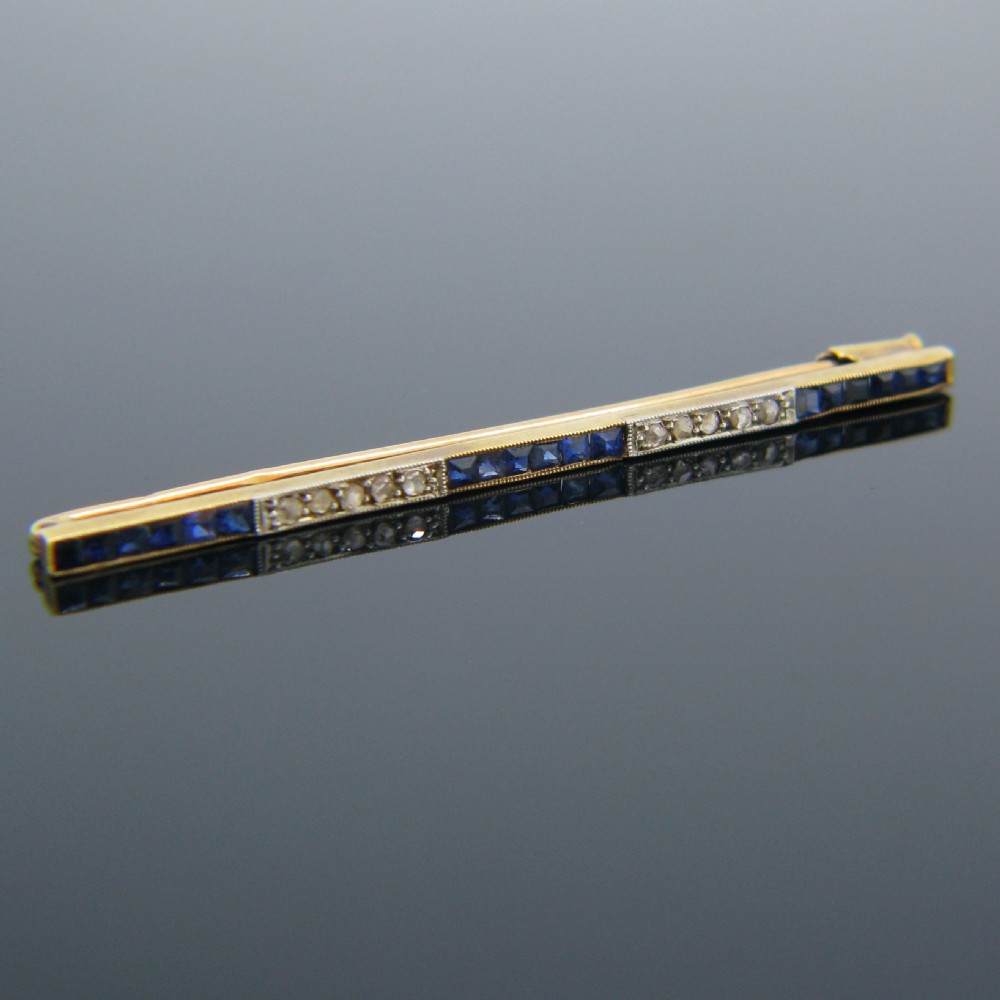 Synthetic Sapphire and Diamonds Bar Brooch, 18kt Gold and Platinum, circa 1920 View IV