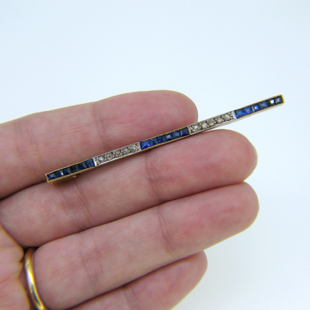 Synthetic Sapphire and Diamonds Bar Brooch, 18kt Gold and Platinum, circa 1920 View VI