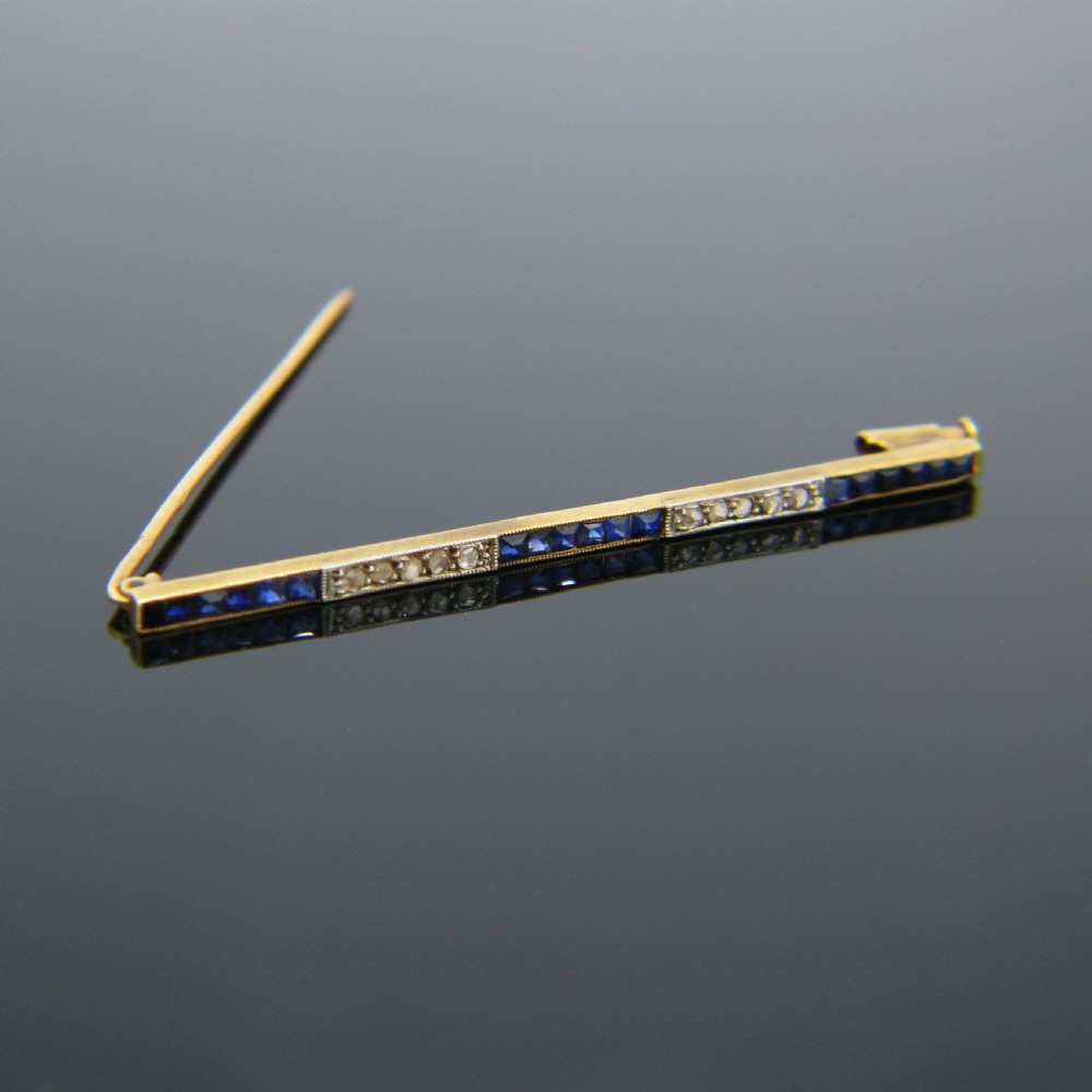 Synthetic Sapphire and Diamonds Bar Brooch, 18kt Gold and Platinum, circa 1920 View VII