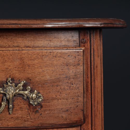 LOUIS XV WALNUT COMMODE - ADDITIONAL PHOTO 1