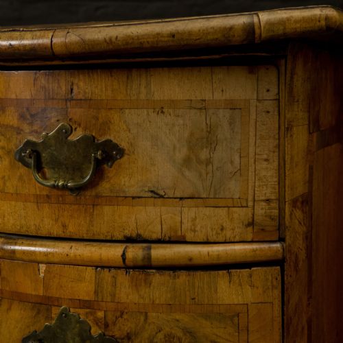 18TH CENTURY SOUTH GERMAN WALNUT SERPENTINE CHEST OF DRAWERS - ADDITIONAL PHOTO 2
