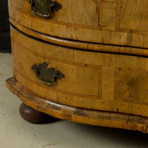 18TH CENTURY SOUTH GERMAN WALNUT SERPENTINE CHEST OF DRAWERS - ADDITIONAL PHOTO 3