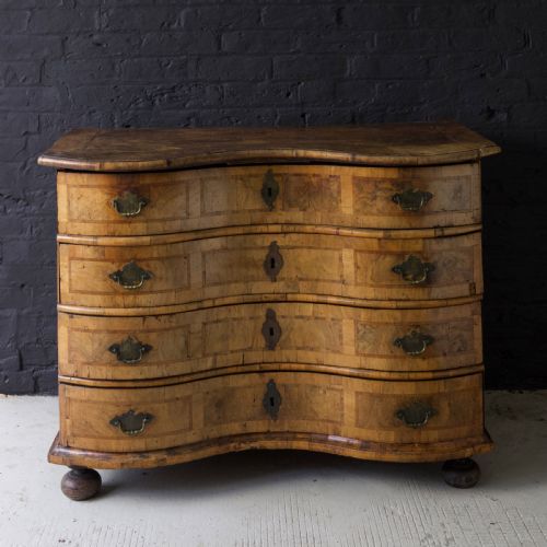 18TH CENTURY SOUTH GERMAN WALNUT SERPENTINE CHEST OF DRAWERS - ADDITIONAL PHOTO 4