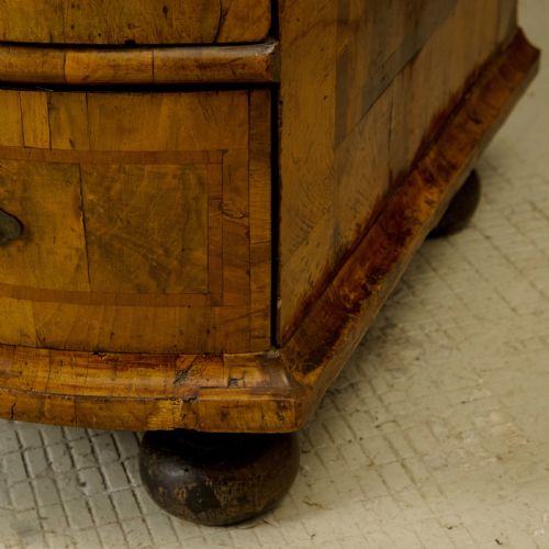 18TH CENTURY SOUTH GERMAN WALNUT SERPENTINE CHEST OF DRAWERS - ADDITIONAL PHOTO 7