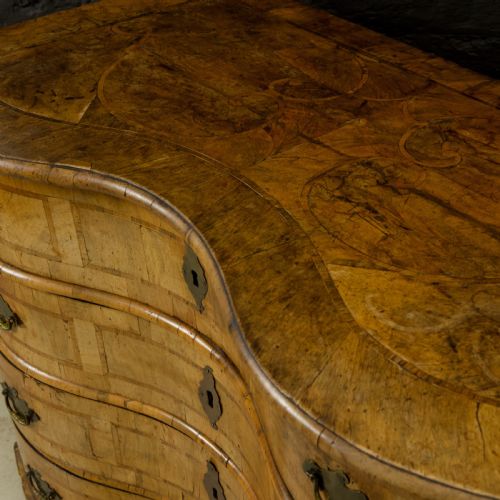 18TH CENTURY SOUTH GERMAN WALNUT SERPENTINE CHEST OF DRAWERS - ADDITIONAL PHOTO 8