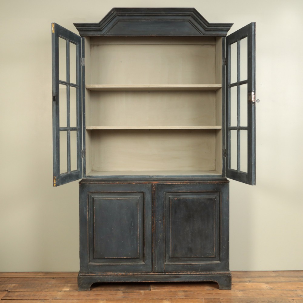 19TH CENTURY SWEDISH DRESSER View II