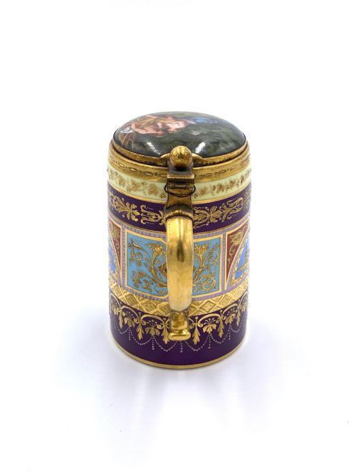 19TH CENTURY ROYAL VIENNA TANKARD WITH LID - ADDITIONAL PHOTO 3