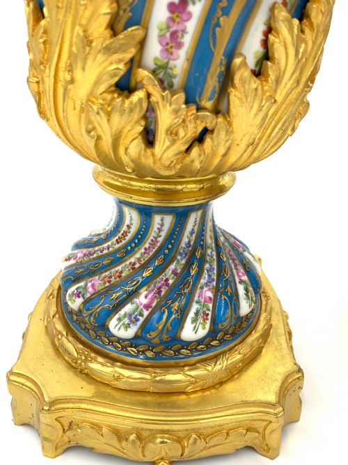 19TH CENTURY PAIR OF FRENCH SEVRES STYLE PORCELAIN VASES - ADDITIONAL PHOTO 2
