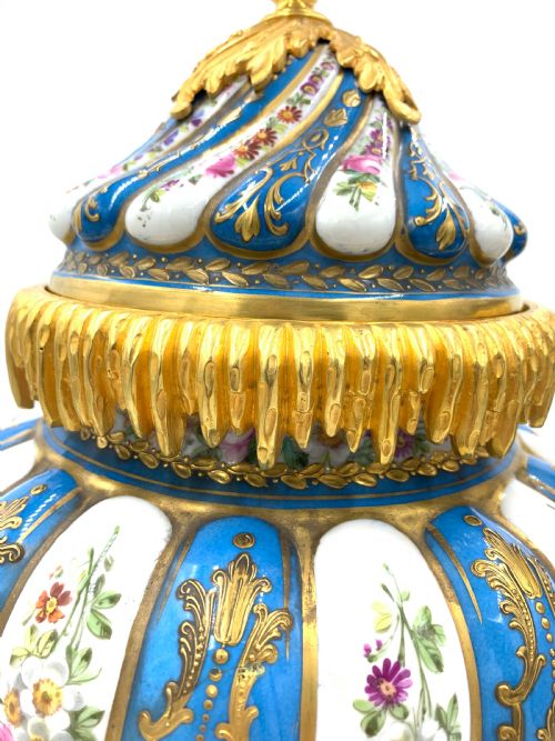 19TH CENTURY PAIR OF FRENCH SEVRES STYLE PORCELAIN VASES - ADDITIONAL PHOTO 1