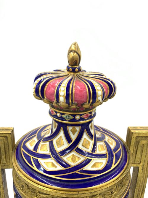 FINE 19TH CENTURY PAIR OF FRENCH SEVRES STYLE PORCELAIN VASES - ADDITIONAL PHOTO 4