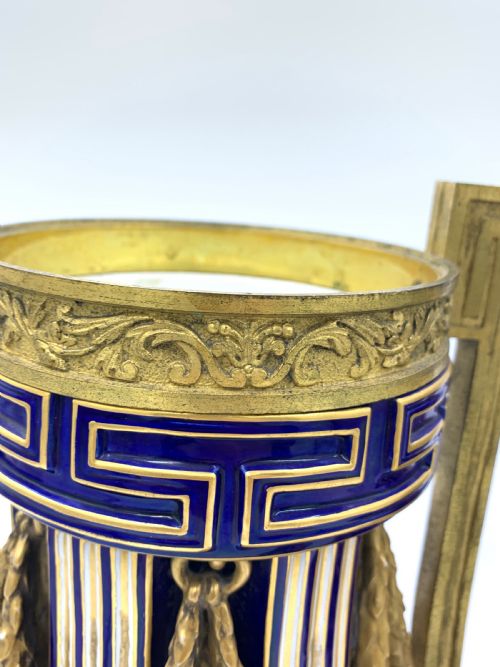 FINE 19TH CENTURY PAIR OF FRENCH SEVRES STYLE PORCELAIN VASES - ADDITIONAL PHOTO 5