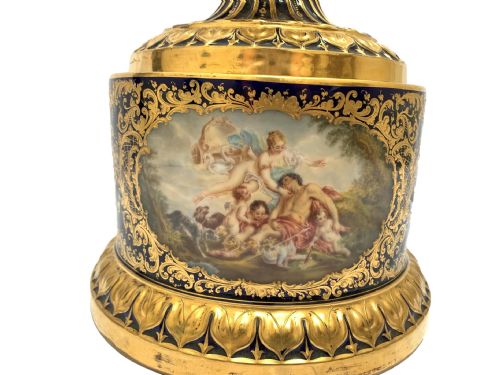 ROYAL VIENNA PORCELAIN COVERED URN ON STAND CIRCA 1900 - ADDITIONAL PHOTO 2
