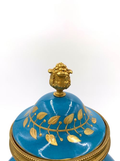 PAIR OF 19TH CENTURY FRENCH SEVRES STYLE SKY BLUE VASES - ADDITIONAL PHOTO 4