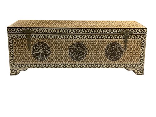 LARGE BLANKET CHEST WITH EMBOSSED ISLAMIC INSCRIPTIONS - ADDITIONAL PHOTO 3