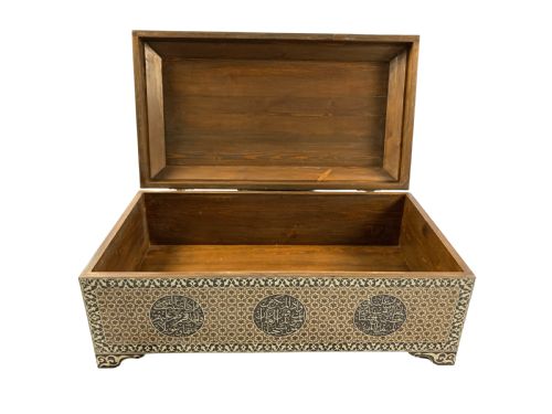 LARGE BLANKET CHEST WITH EMBOSSED ISLAMIC INSCRIPTIONS - ADDITIONAL PHOTO 5