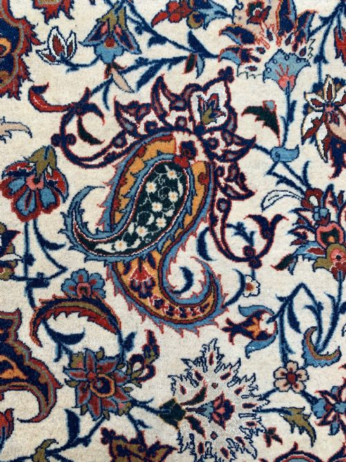 A PARTSILK ISFAHAN RUG CENTRAL PERSIA CIRCA 1940 - ADDITIONAL PHOTO 2