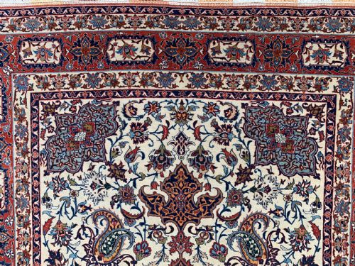 A PARTSILK ISFAHAN RUG CENTRAL PERSIA CIRCA 1940 - ADDITIONAL PHOTO 3