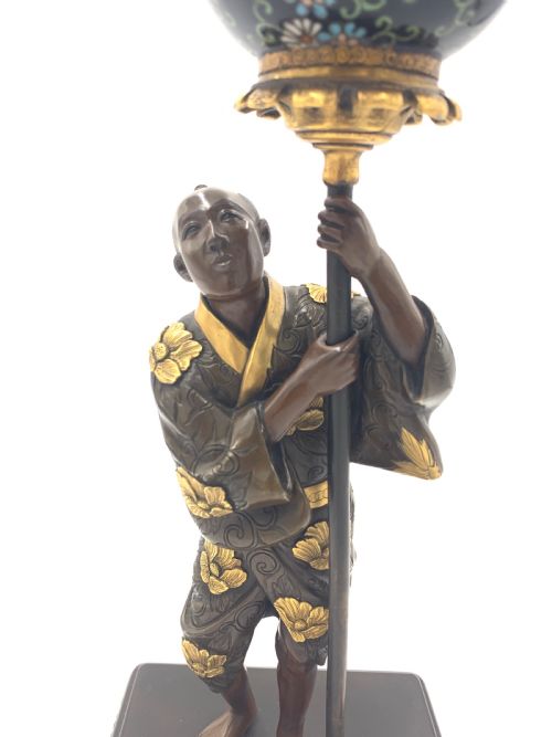 JAPANESE GILT BRONZE FIGURE HOLDING A CLOISONN URN MEIJI PERIOD - ADDITIONAL PHOTO 4