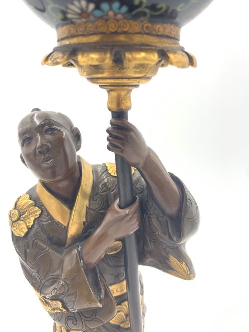 JAPANESE GILT BRONZE FIGURE HOLDING A CLOISONN URN MEIJI PERIOD - ADDITIONAL PHOTO 7
