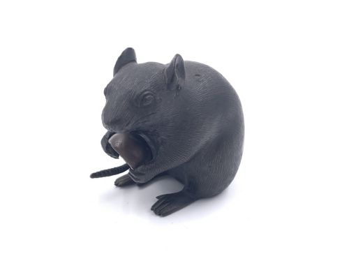 LATE 19TH CENTURY JAPANESE BRONZE OKIMONO OF A RAT CLUTCHING A CHESTNUT MEIJI PERIOD - ADDITIONAL PHOTO 1