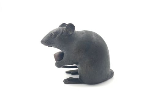 LATE 19TH CENTURY JAPANESE BRONZE OKIMONO OF A RAT CLUTCHING A CHESTNUT MEIJI PERIOD - ADDITIONAL PHOTO 4
