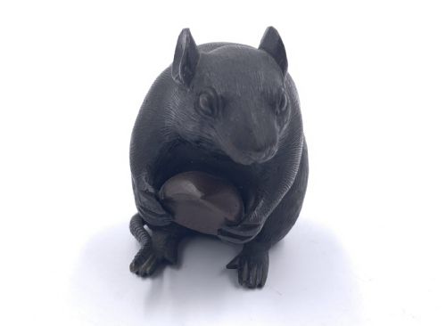 LATE 19TH CENTURY JAPANESE BRONZE OKIMONO OF A RAT CLUTCHING A CHESTNUT MEIJI PERIOD - ADDITIONAL PHOTO 5