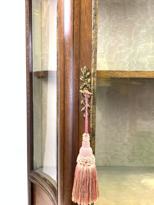 A FRENCH GILTMETAL MOUNTED VITRINE - ADDITIONAL PHOTO 4