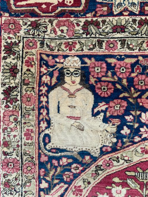 PICTORIAL KIRMAN RAVAR RUG NOOR ALI SHAH PERSIA CIRCA 1900 - ADDITIONAL PHOTO 3