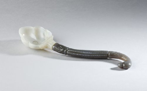 19TH CENTURY TWO COLOURED JADE MUGHAL SPOON - ADDITIONAL PHOTO 1