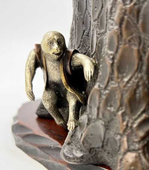 A JAPANESE MEIJI PERIOD FIGURATIVE BRONZE SCULPTURE - ADDITIONAL PHOTO 8