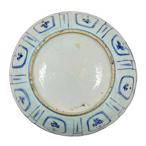 A BLUE AND WHITE KRAAK PORCELAIN CHARGER MING DYNASTY WANLI PERIOD - ADDITIONAL PHOTO 1