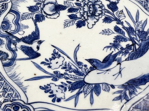 A BLUE AND WHITE KRAAK PORCELAIN CHARGER MING DYNASTY WANLI PERIOD - ADDITIONAL PHOTO 4