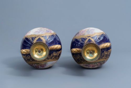 A FINE LARGE FRENCH SEVRES STYLE PORCELAIN VASES DECORATED WITH GALLANT SCENES - ADDITIONAL PHOTO 4