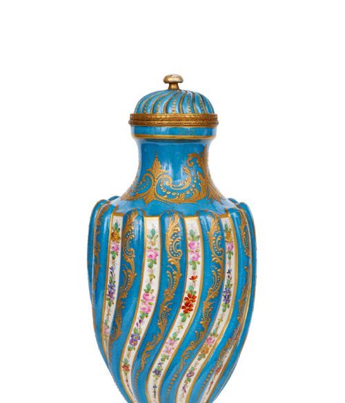 A 19TH CENTURY SEVRES STYLE PORCELAIN VASE AND COVER WITH GILT METAL MOUNTED - ADDITIONAL PHOTO 1