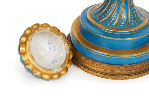A 19TH CENTURY SEVRES STYLE PORCELAIN VASE AND COVER WITH GILT METAL MOUNTED - ADDITIONAL PHOTO 4
